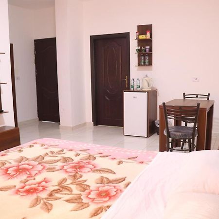 Faraseen Apartments Al Qastal Buitenkant foto