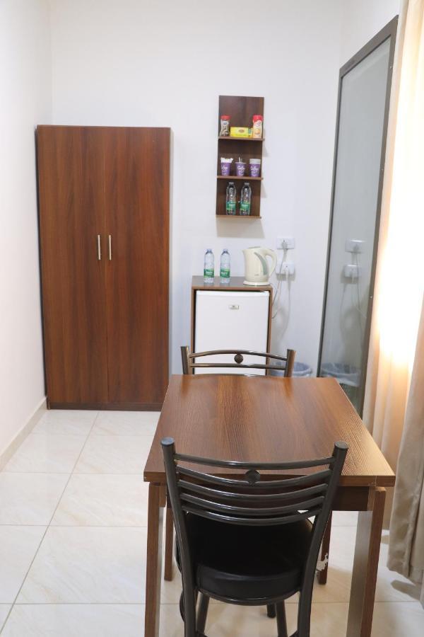 Faraseen Apartments Al Qastal Buitenkant foto